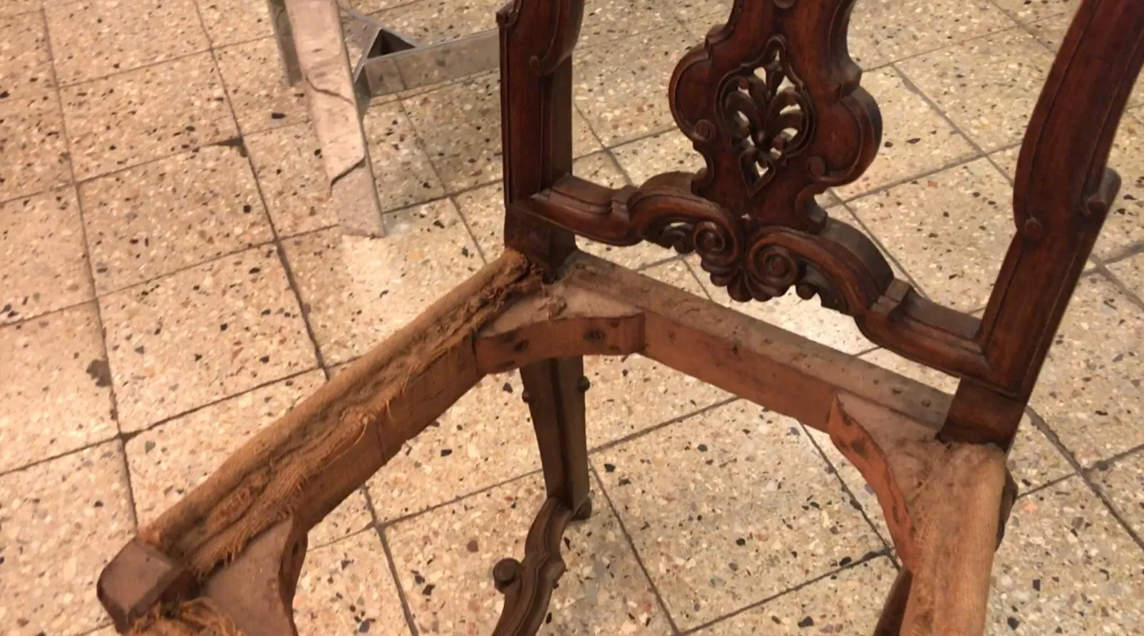 dettaglio di 2 sedie antiche in un ambiente usurato