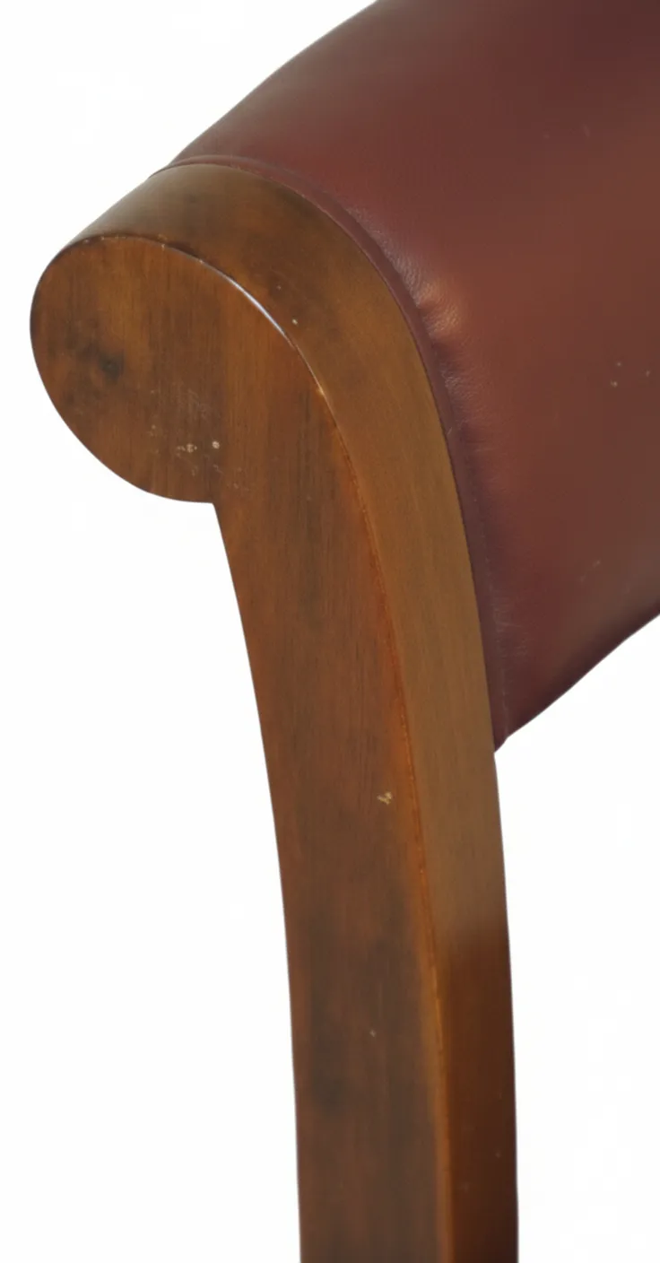 silla antigua con detalle en el respaldo, apta para restauración