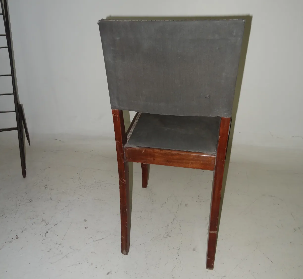 silla antigua con respaldo tapizado en gris, ambiente neutral