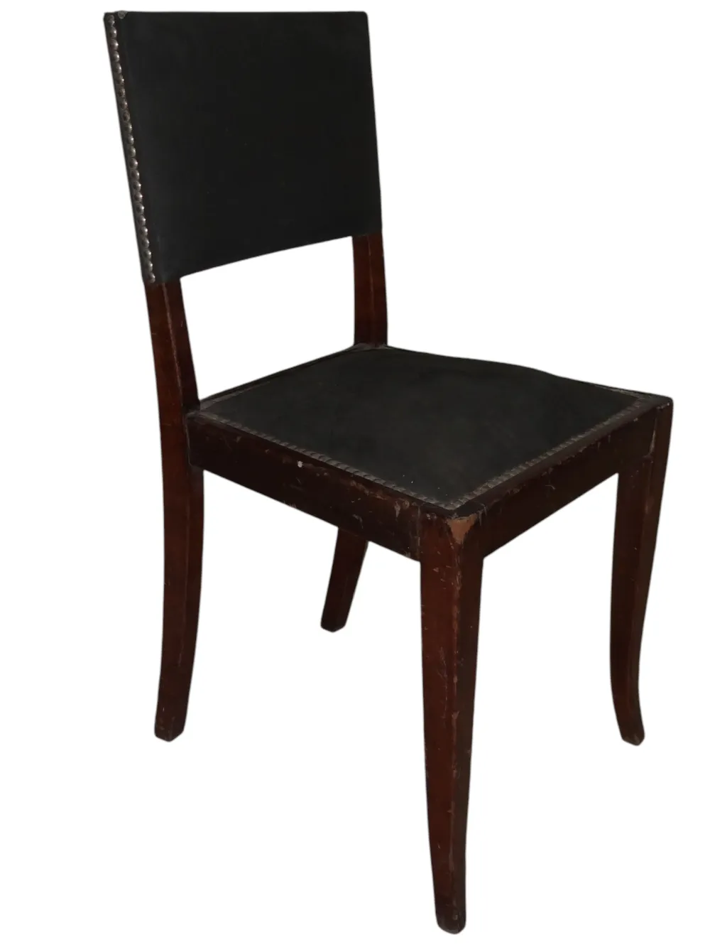 Silla antigua de respaldo alto con tapizado negro, ideal para restaurar, ambiente neutro.