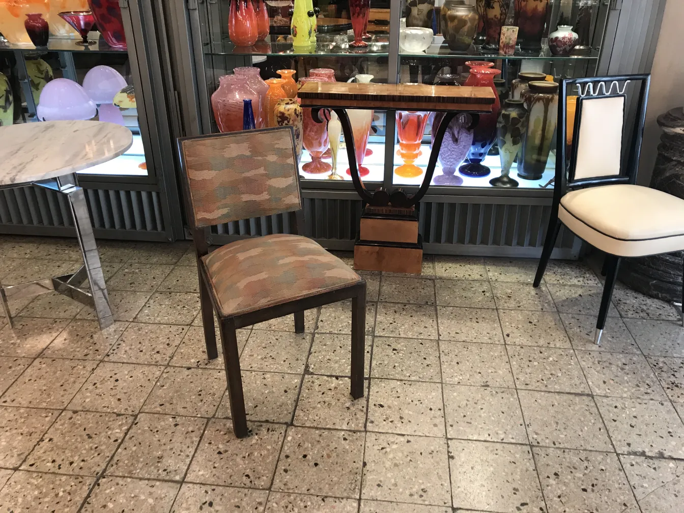 silla antigua con diseño clásico en una escena de antigüedades