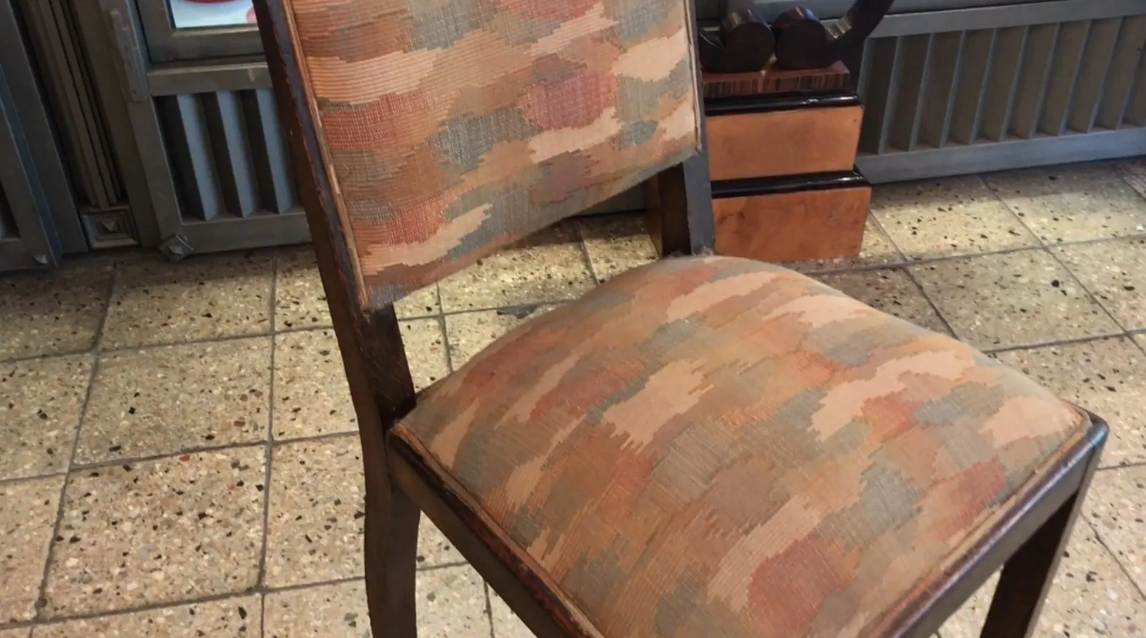 Sedia antica con tappezzeria colorata, ideale per la restaurazione in stile Art Deco.