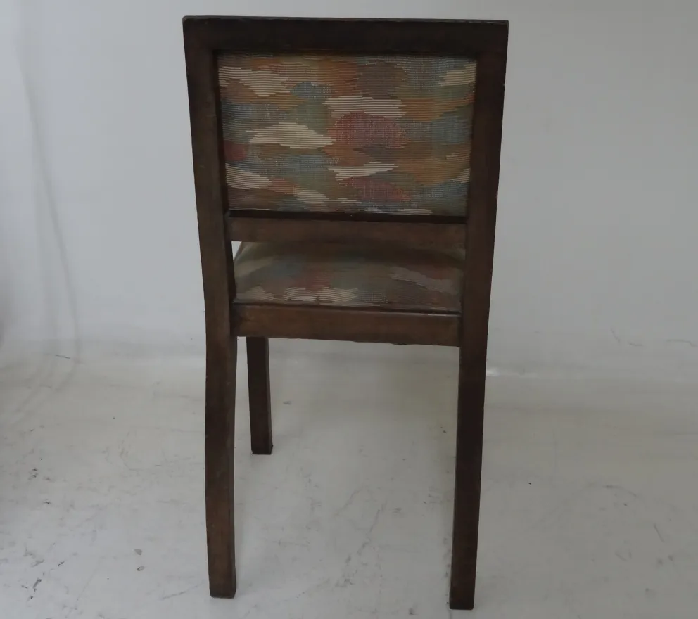 antik stuhl mit texturiertem rücken in neutralem setting