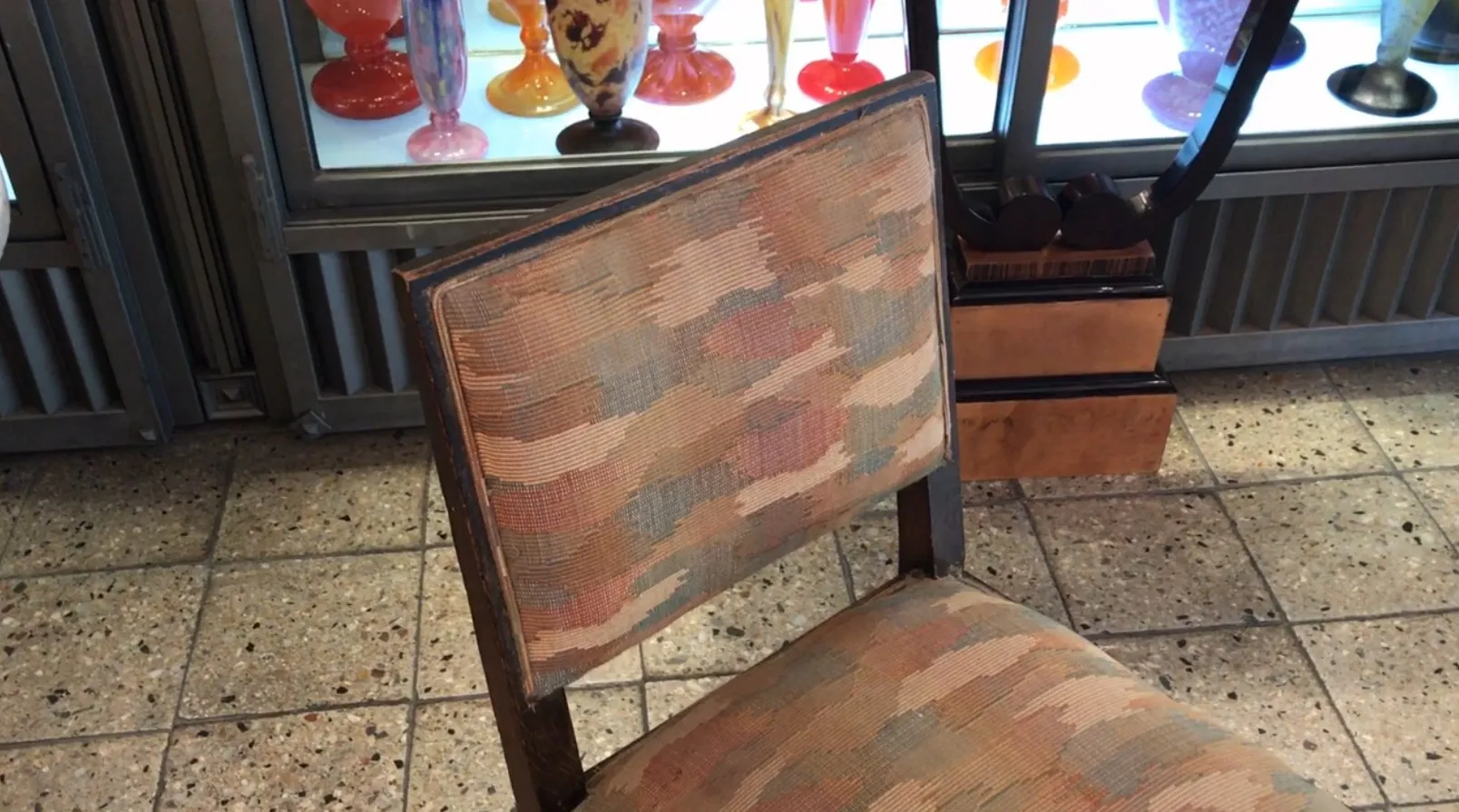 Sedia antica art deco con rivestimento colorato in un ambiente vintage