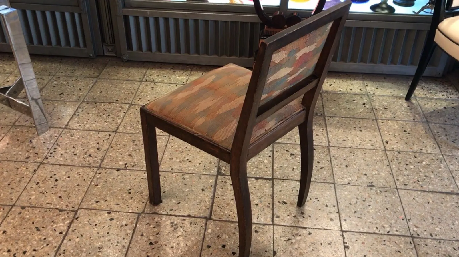 chaise ancienne avec dossier décoratif, cadre accueillant