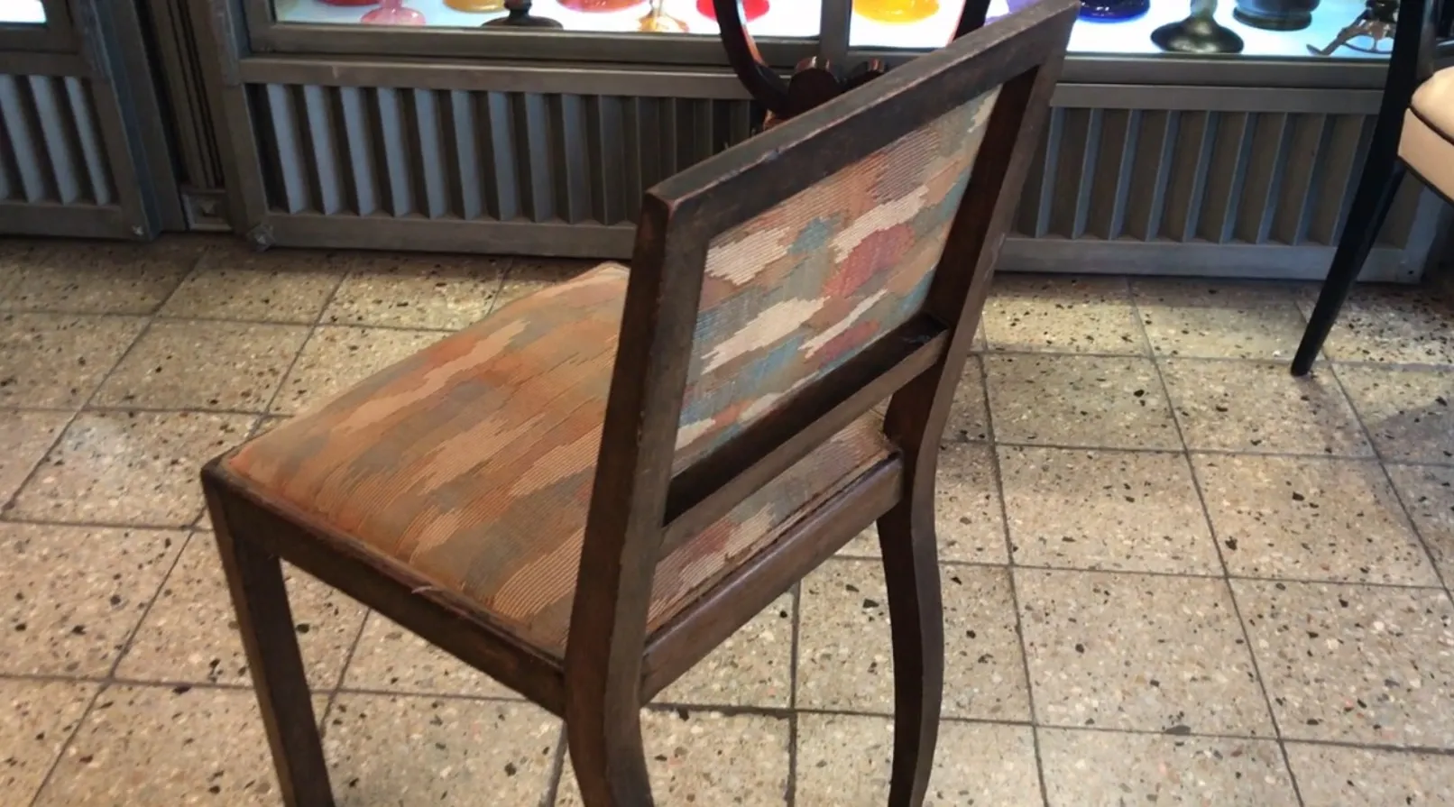 Silla antigua con respaldo decorado, ideal para restaurar en estilo Art Deco.