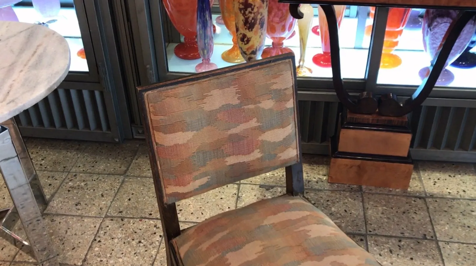 sedia antica da restaurare in un ambiente decorativo con oggetti