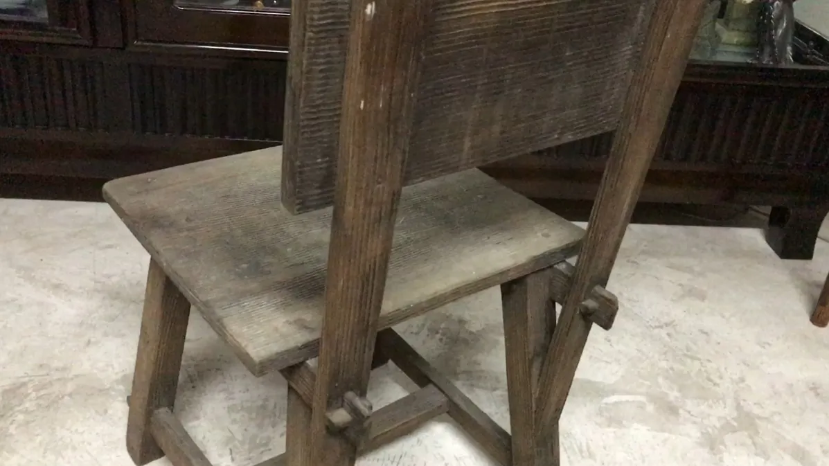Silla antigua de estilo clásico con detalles únicos