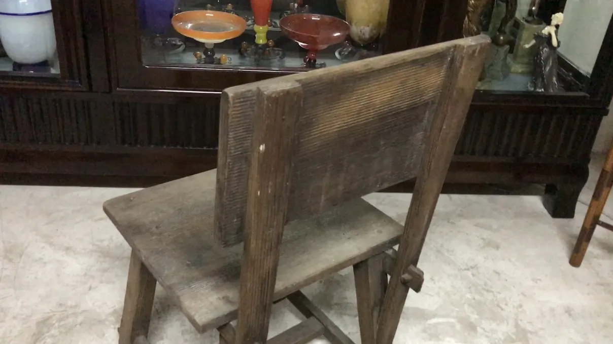 装飾された部屋にある背もたれが真っ直ぐな古い椅子