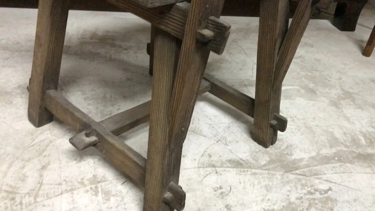 chaise antique avec des détails uniques, environnement accueillant