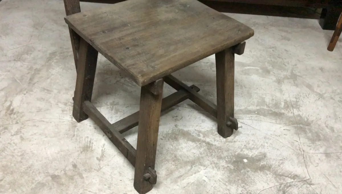 silla antigua de patas robustas en un entorno rústico