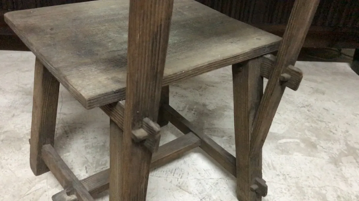 silla antigua de jean michel frank en un ambiente cálido