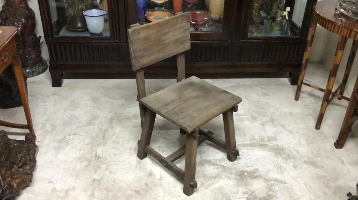 Cadeira antiga de Jean Michel Frank em um ambiente decorativo