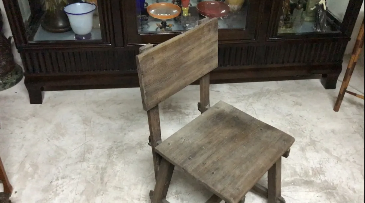 Silla antigua de Jean Michel Frank, diseño minimalista en un entorno