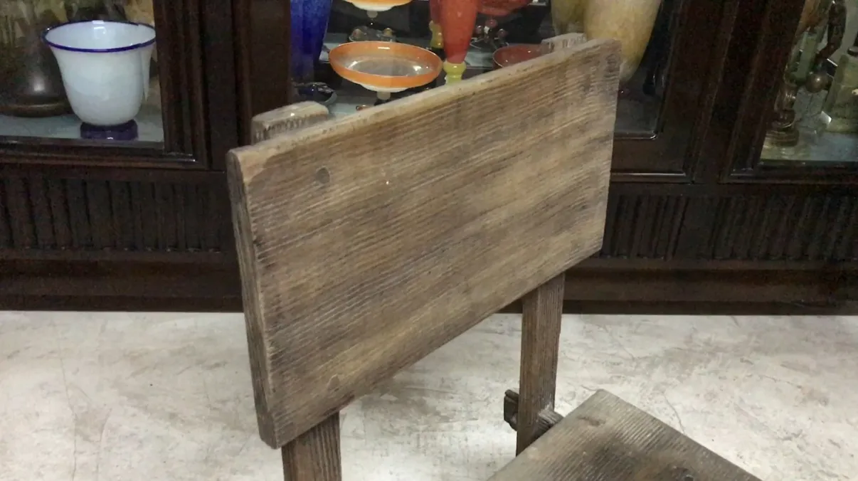 古董椅子简洁而优雅的设计，由让·米歇尔·弗兰克设计，古董环境。