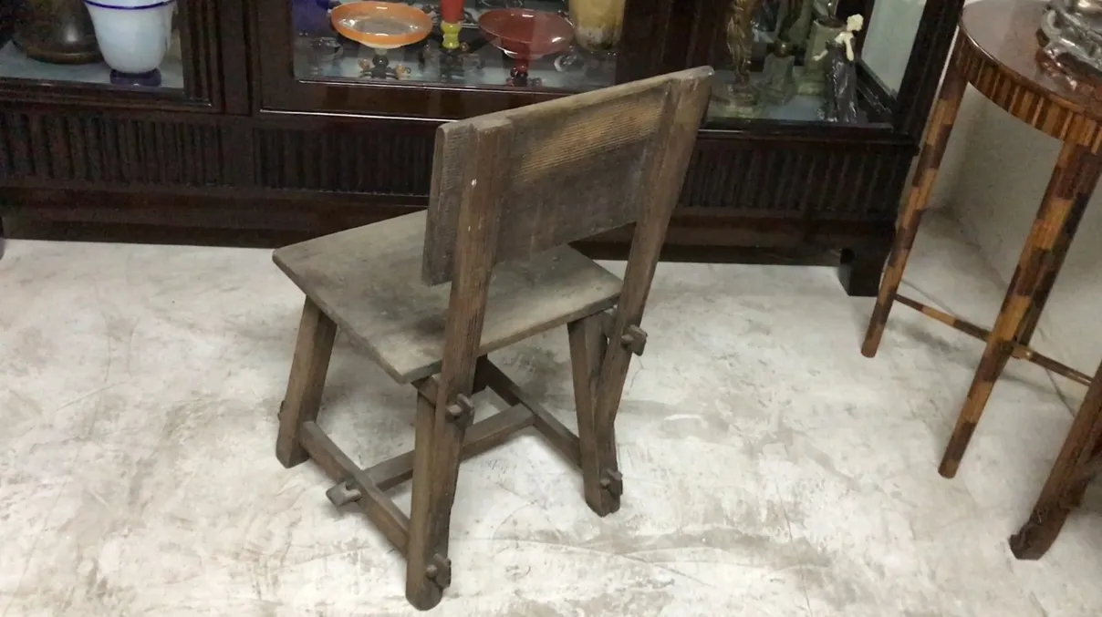 古董椅子棕色直背在复古环境中