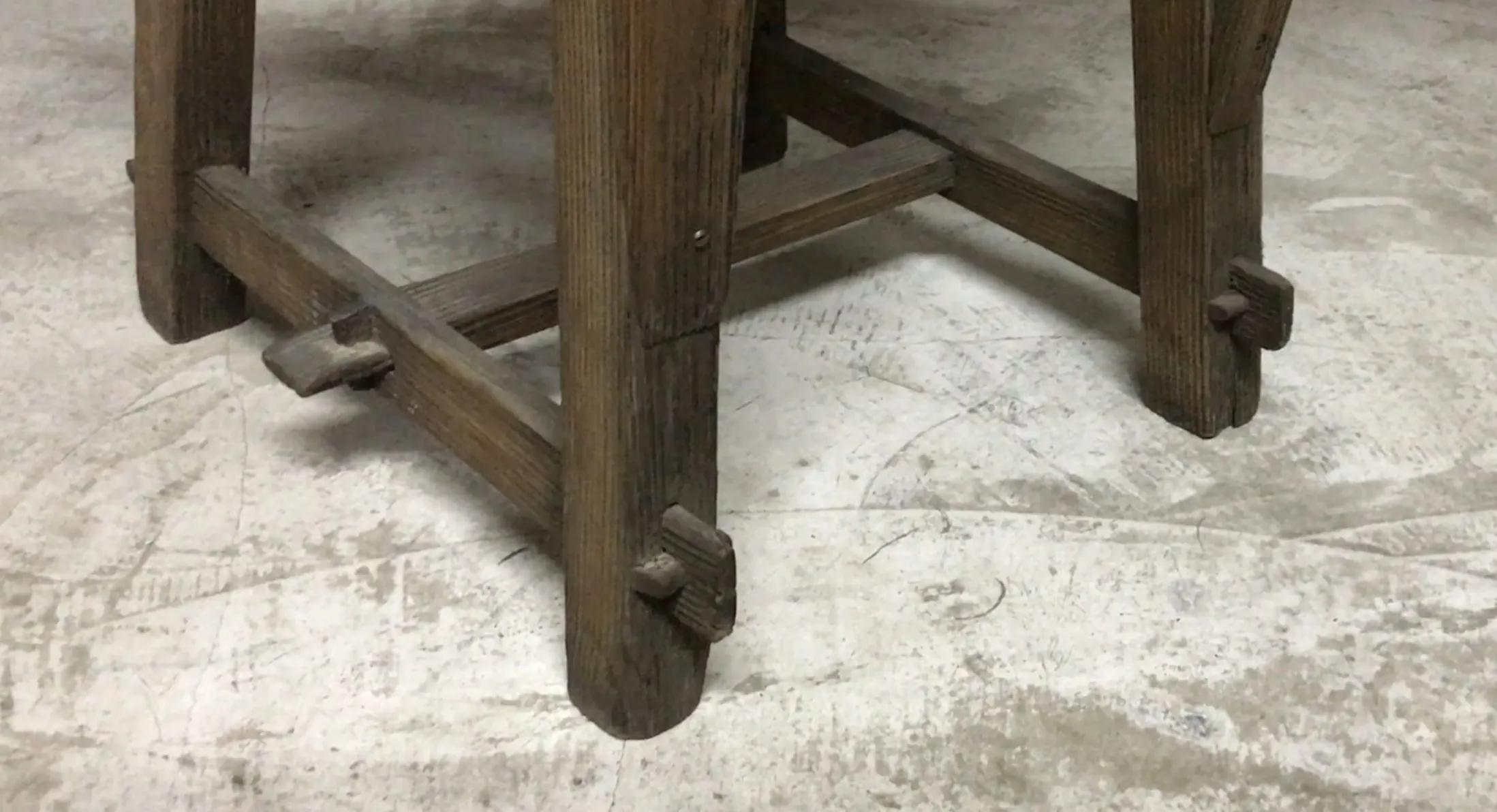 Chaise ancienne de Jean Michel Frank, cadre détaillé, ambiance chaleureuse.