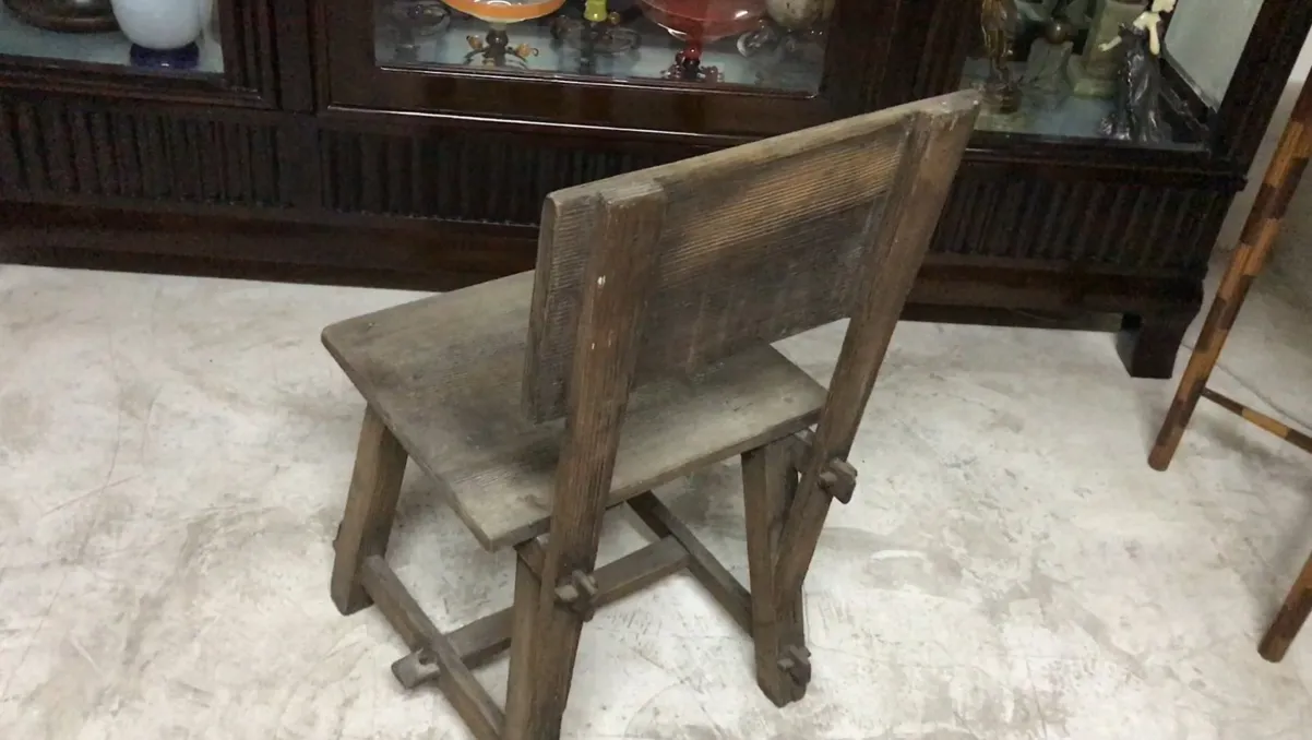 Cadeira antiga de Jean Michel Frank com detalhes simples e funcionais, em um ambiente clássico.