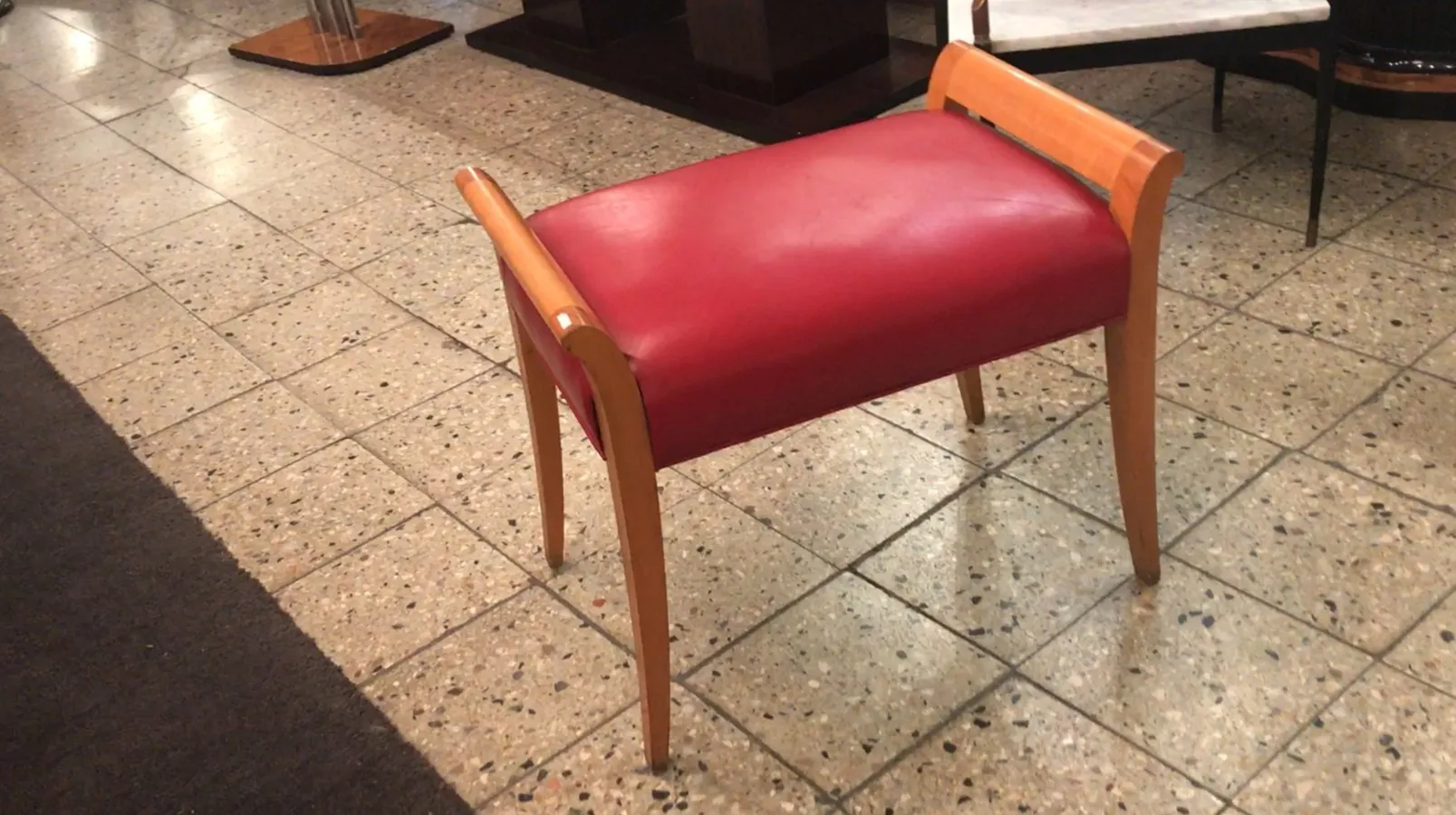 banqueta antiga de design art deco em vermelho
