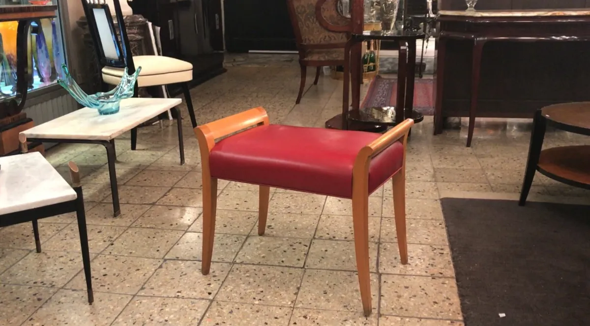 banqueta antiga vermelha com design simples