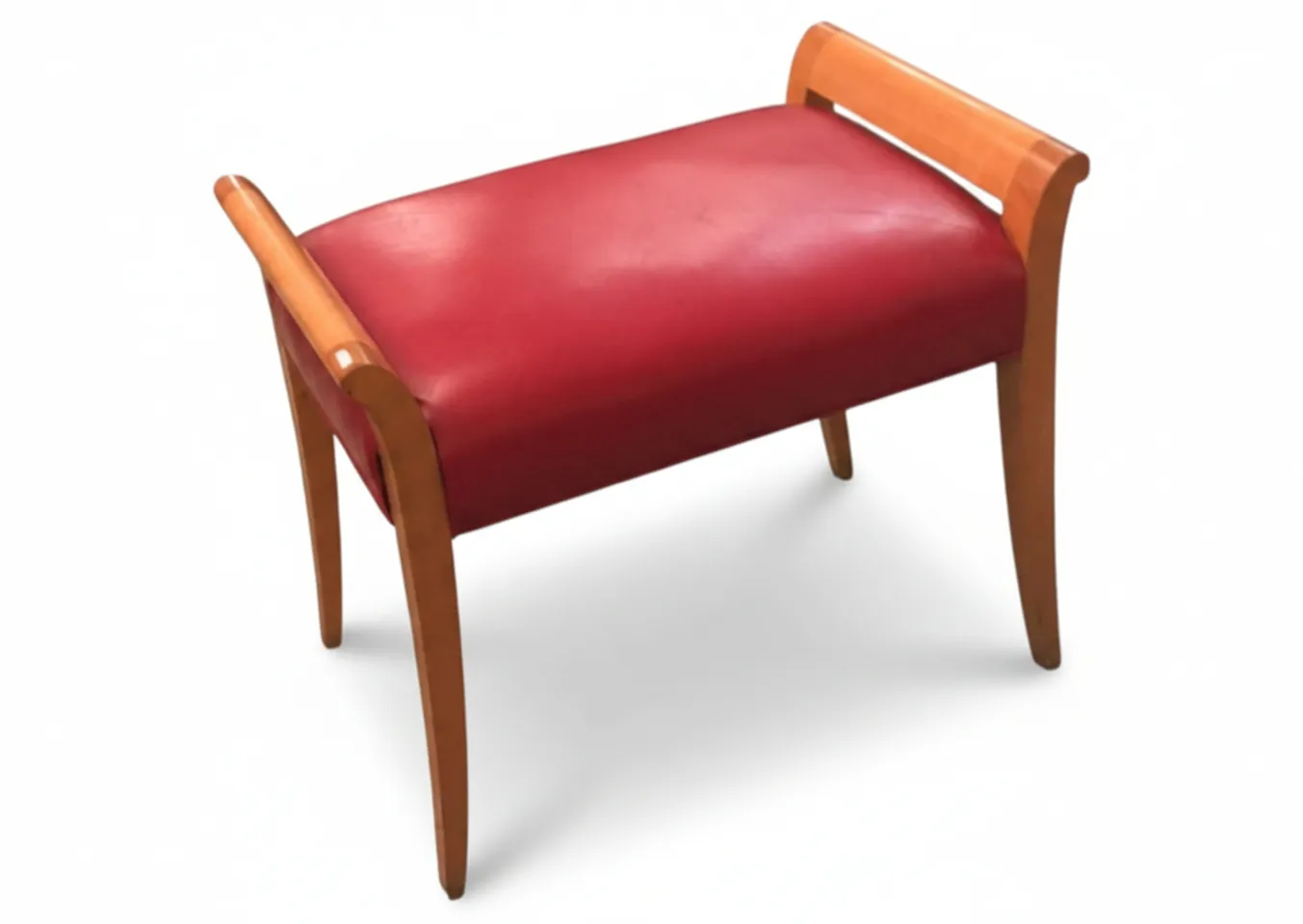 banqueta antigua con tapiz rojo y brazos de madera