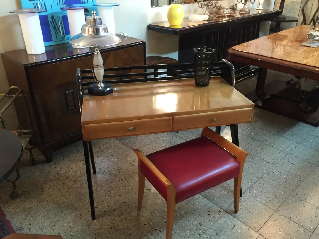 antik Hocker mit Art Deco-Design in einem eleganten Umfeld