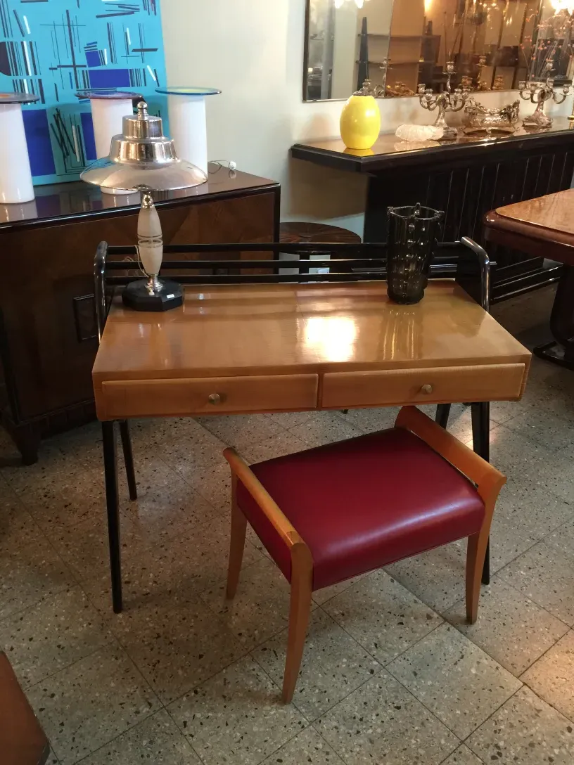 tabouret ancien avec détails doux et structure élégante dans un environnement vintage