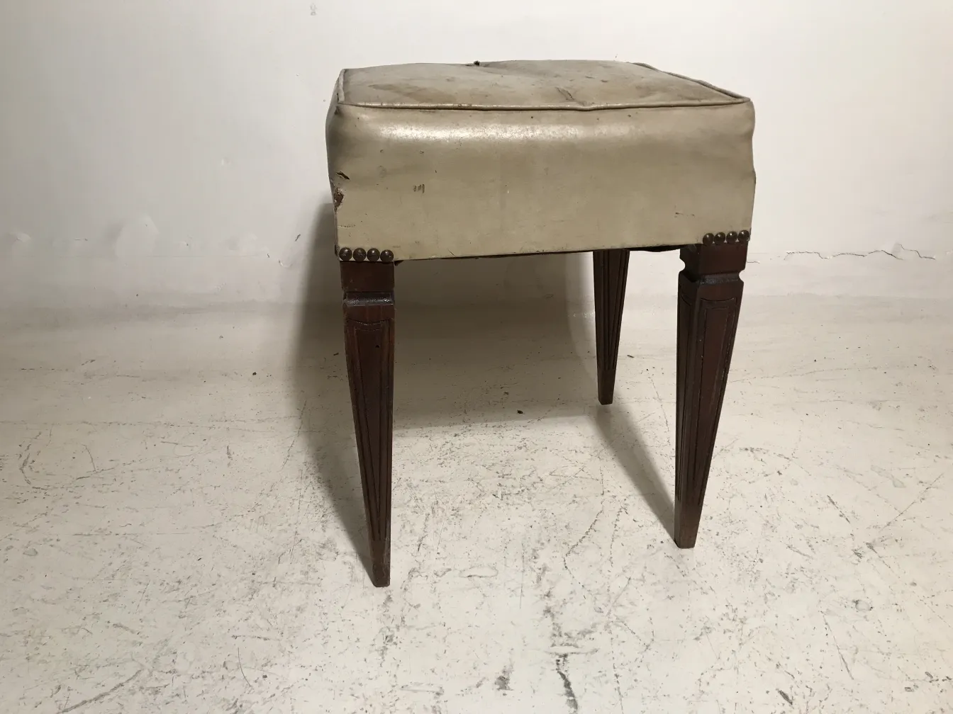 Tabouret ancien avec pieds rectangulaires et assise claire