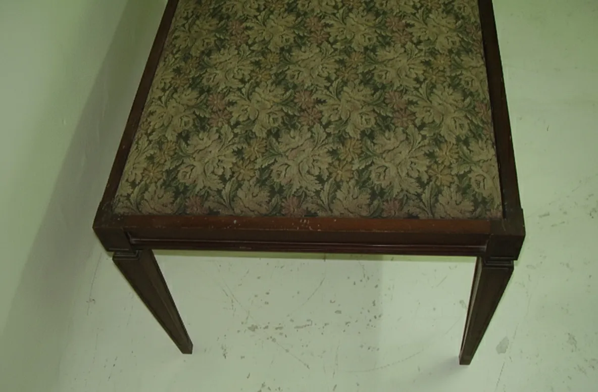 banqueta antigua con un diseño de flores en el asiento