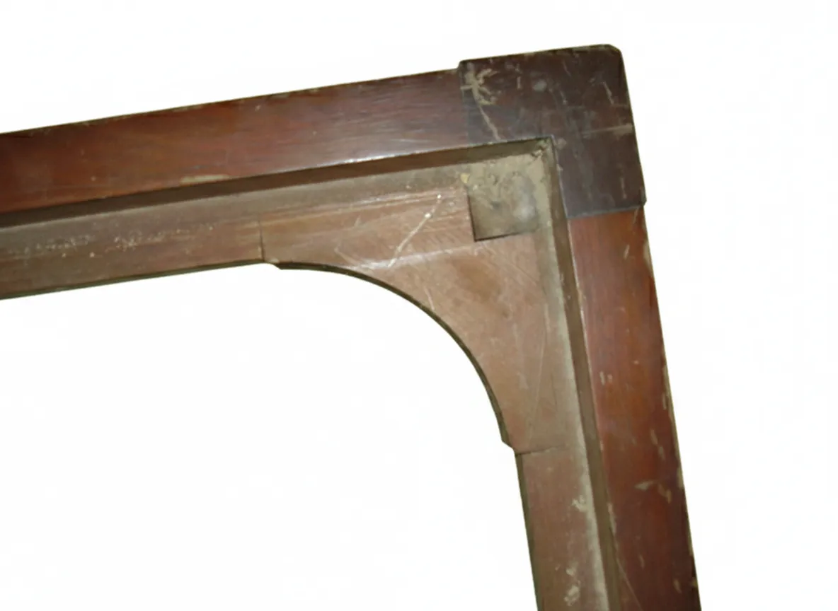 banqueta antiga com detalhes clássicos em um ambiente neutro