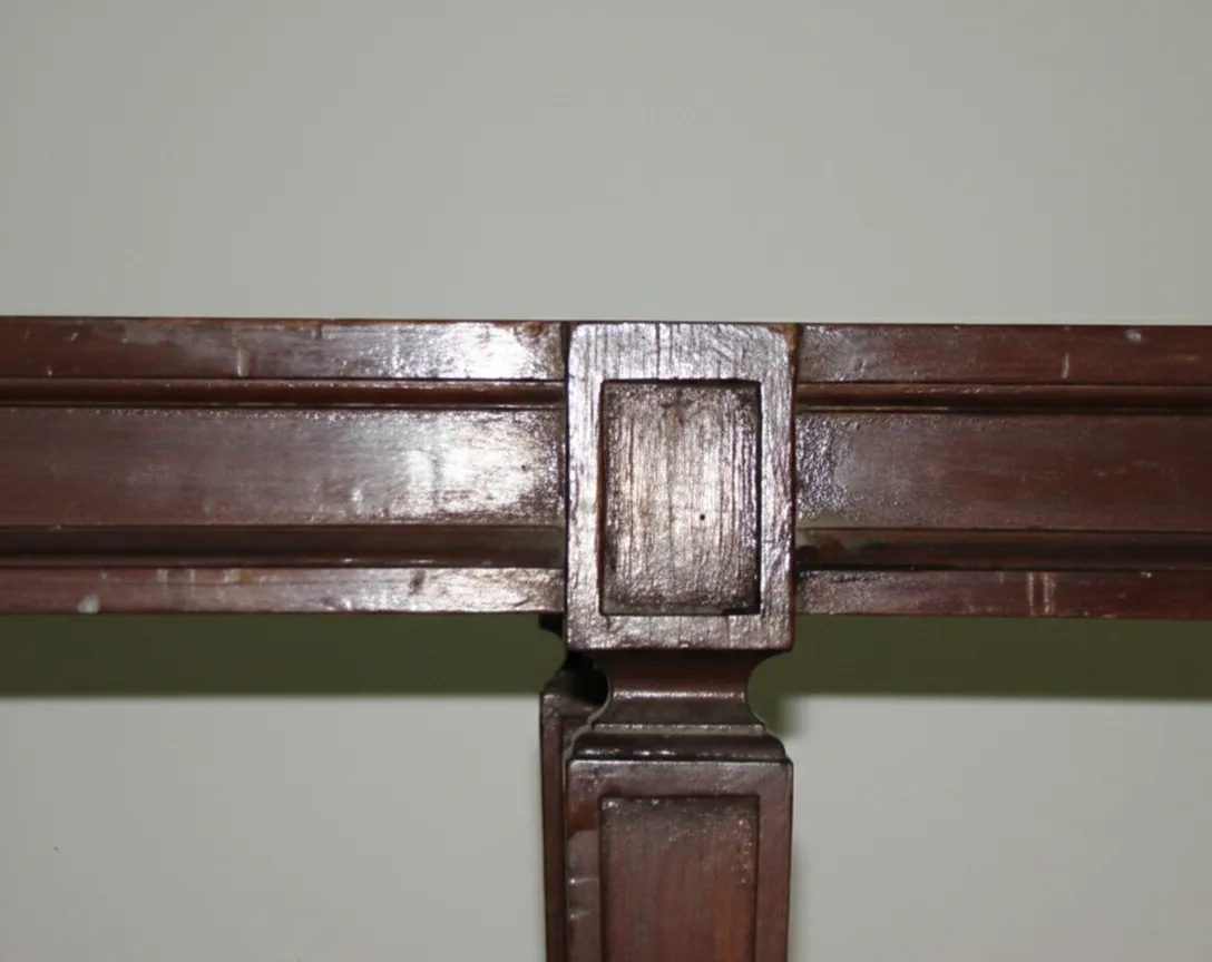 detalles de una antigua banqueta con diseño elaborado, fondo simple