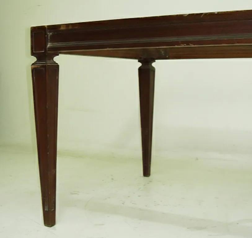 Античный табурет с резными ногами в светлом окружении.