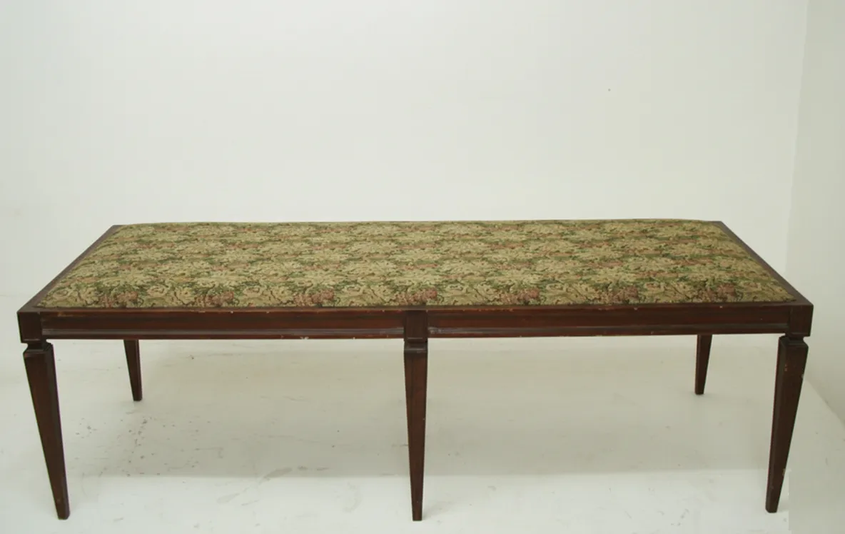 tabouret ancien avec tapisserie florale et pieds élégants.