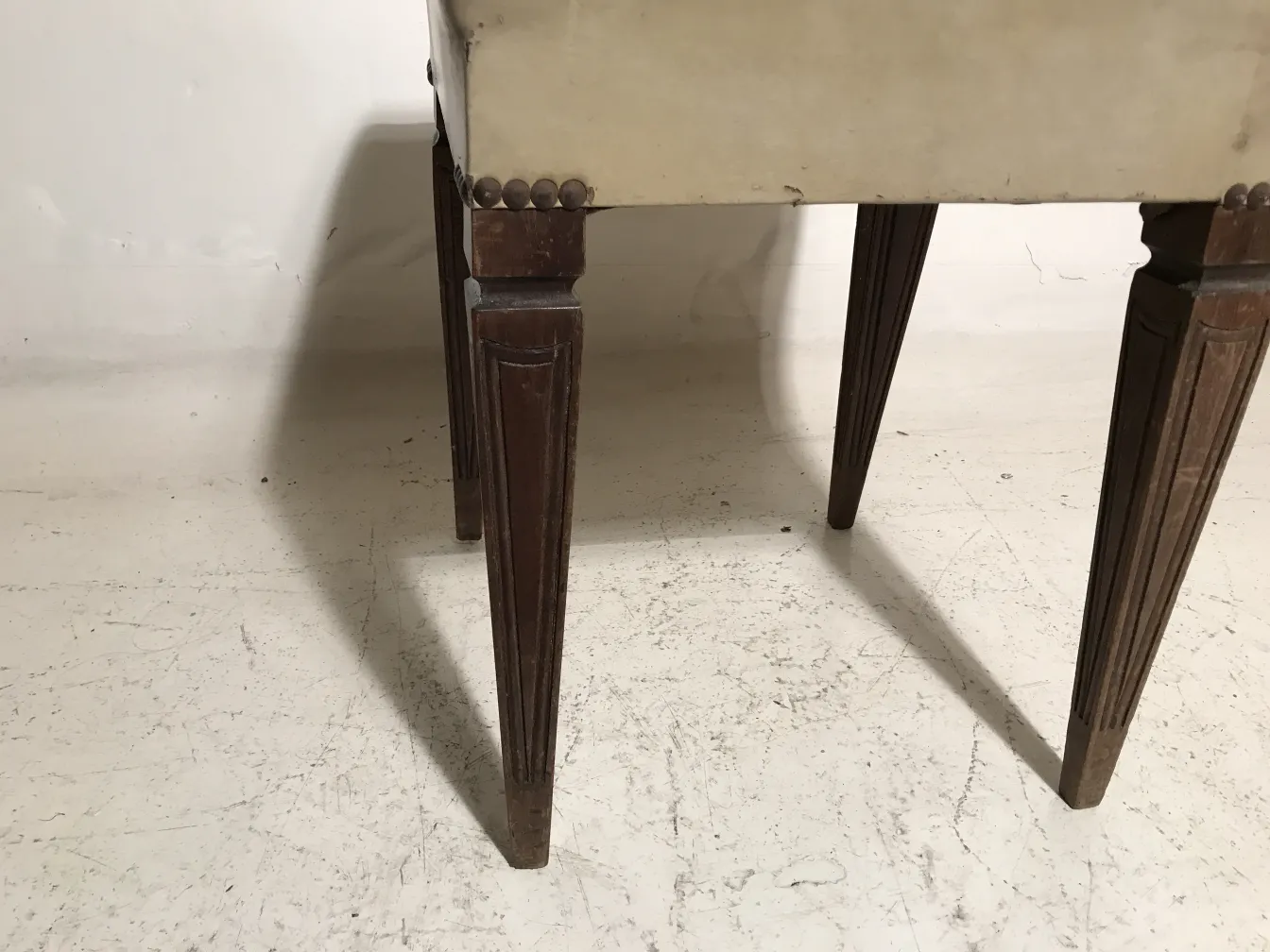 antik-hocker-mit-sculptierten-beinen