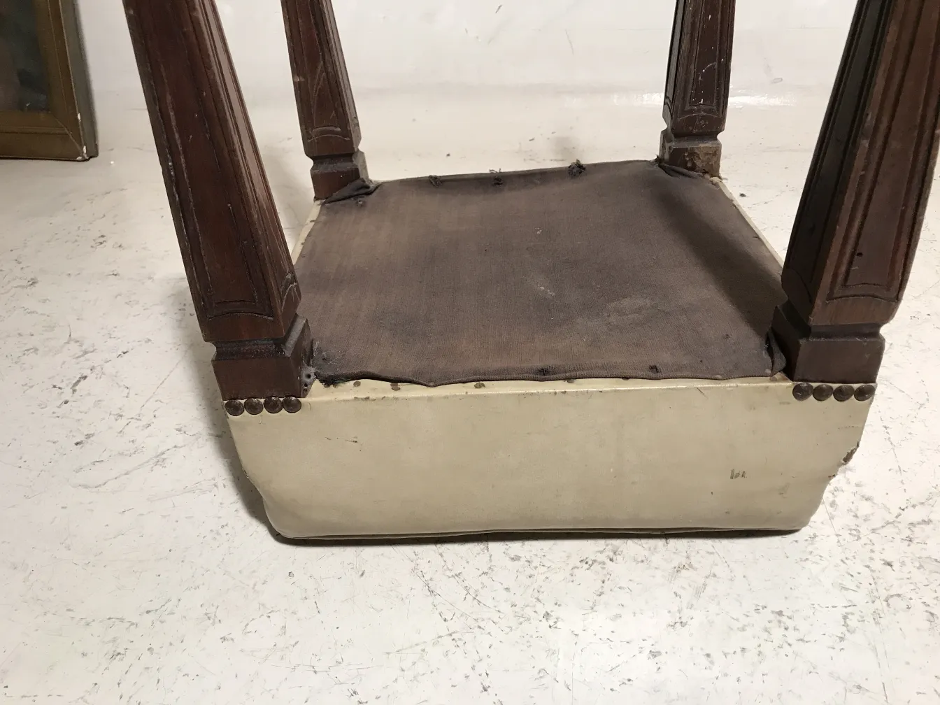 Banqueta antiga de estilo clássico com pernas decorativas.