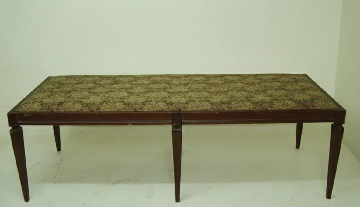 tabouret ancien avec motif floral sur la surface