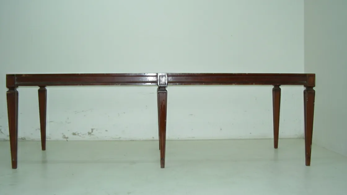 tabouret ancien marron avec des pieds droits