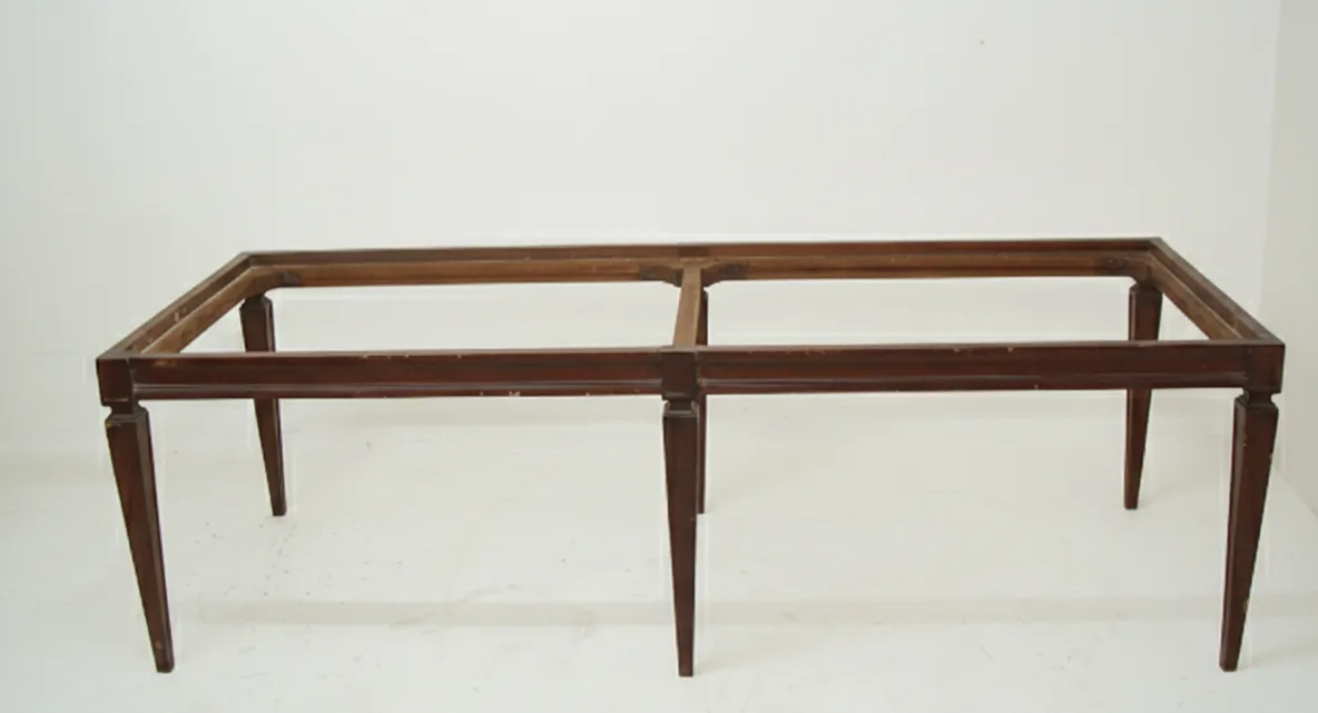 Tabouret ancien avec un design simple sur fond blanc.