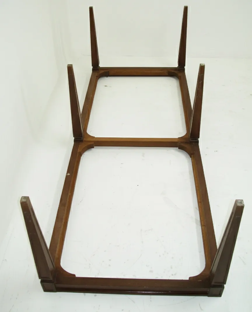 banqueta antigua con patas alzadas, estructura de soporte