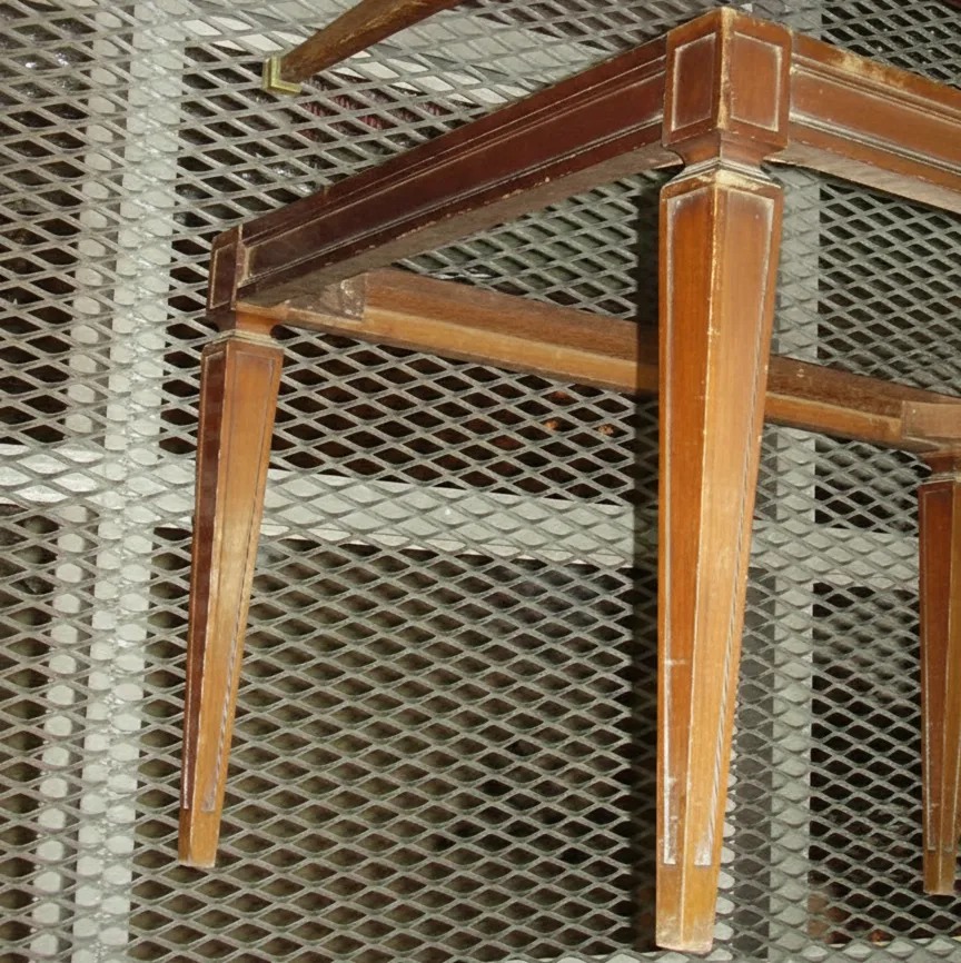 tabouret ancien avec des pieds droits et un design classique