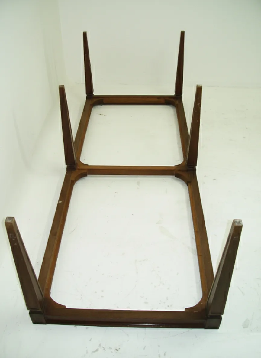 Tabouret ancien avec structure ouverte, idéal pour la décoration.