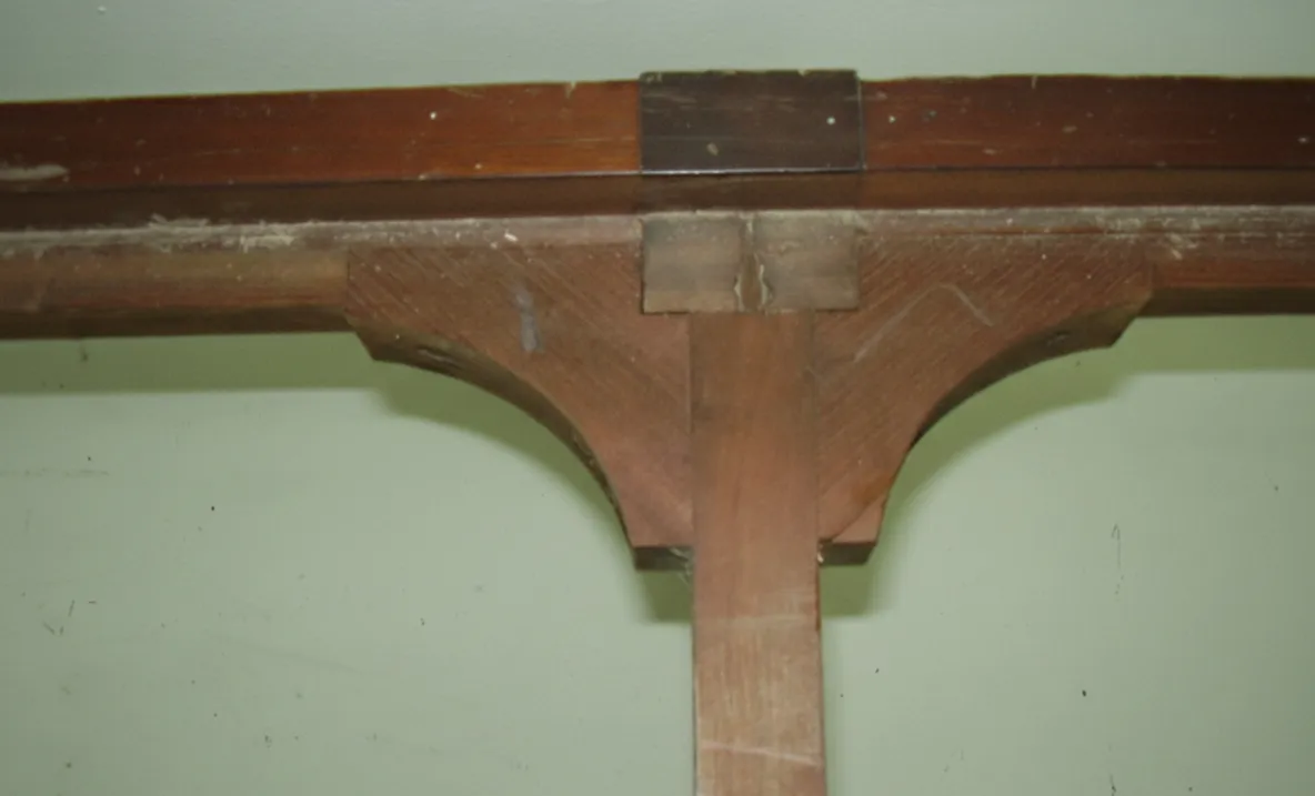 Tabouret ancien avec des détails architecturaux dans un cadre élégant.