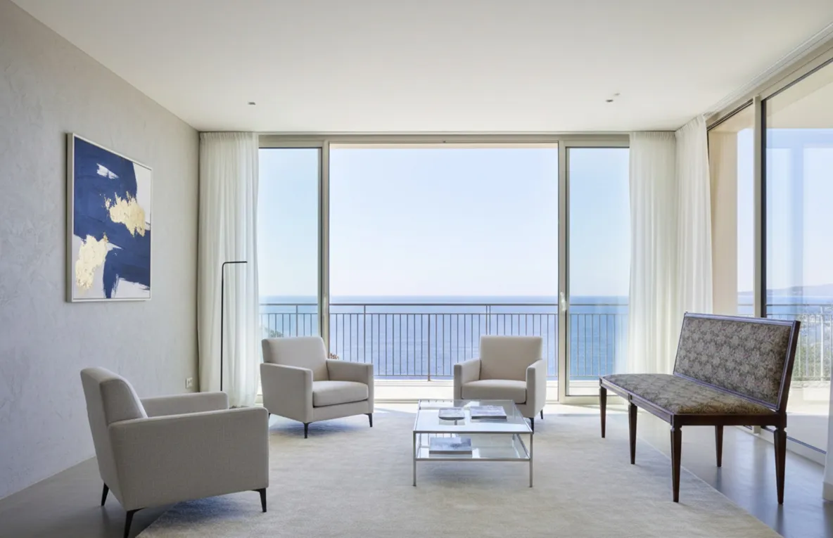 Antico sgabello in un ambiente moderno con vista mare.