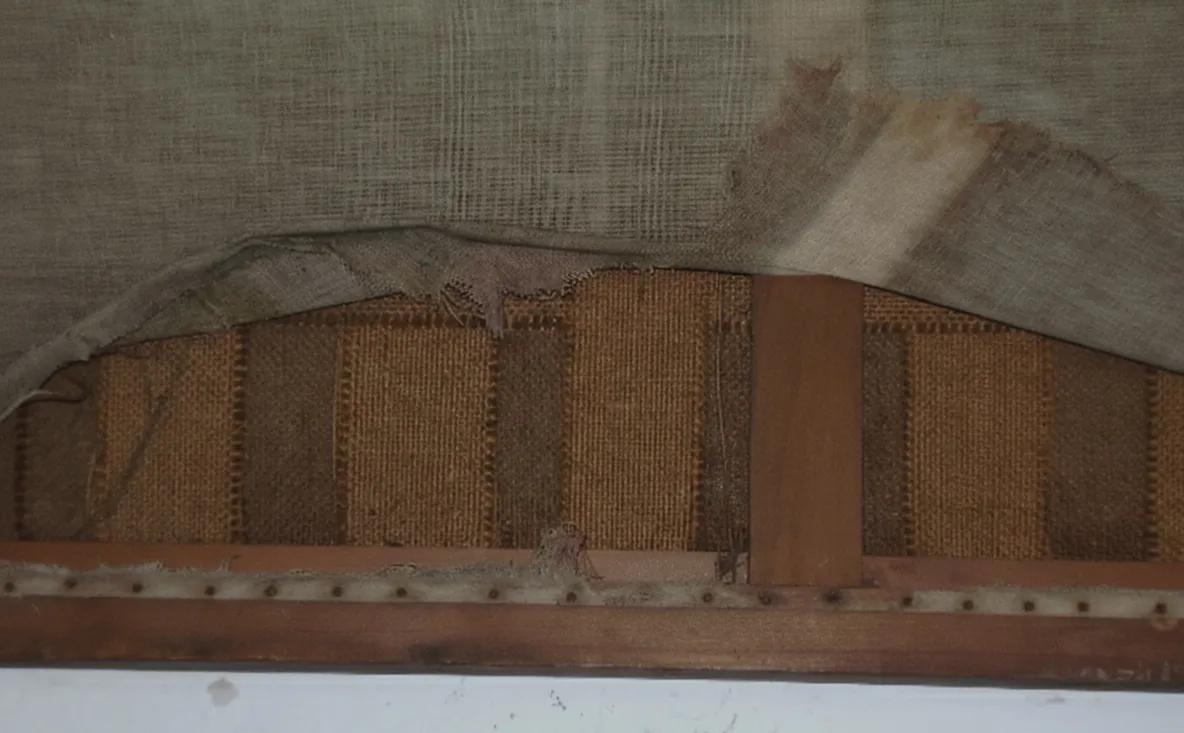 banqueta antiga com detalhes tradicionais e estrutura robusta