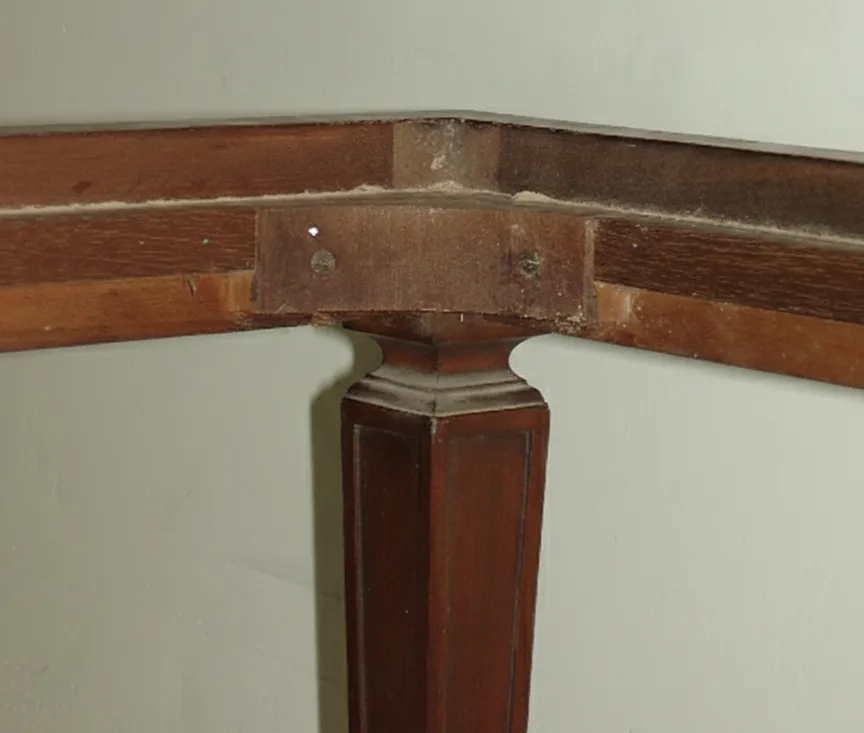 ancienne tabouret d'angle avec un design classique, adossée au mur