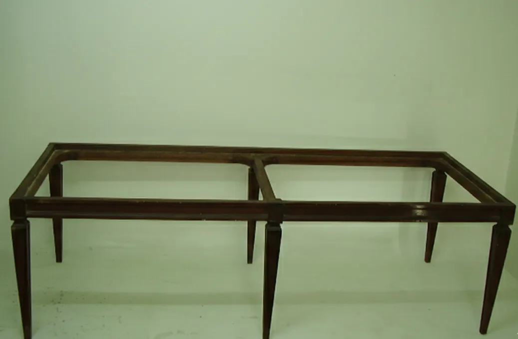 banqueta antiga com pernas angulares e design clássico