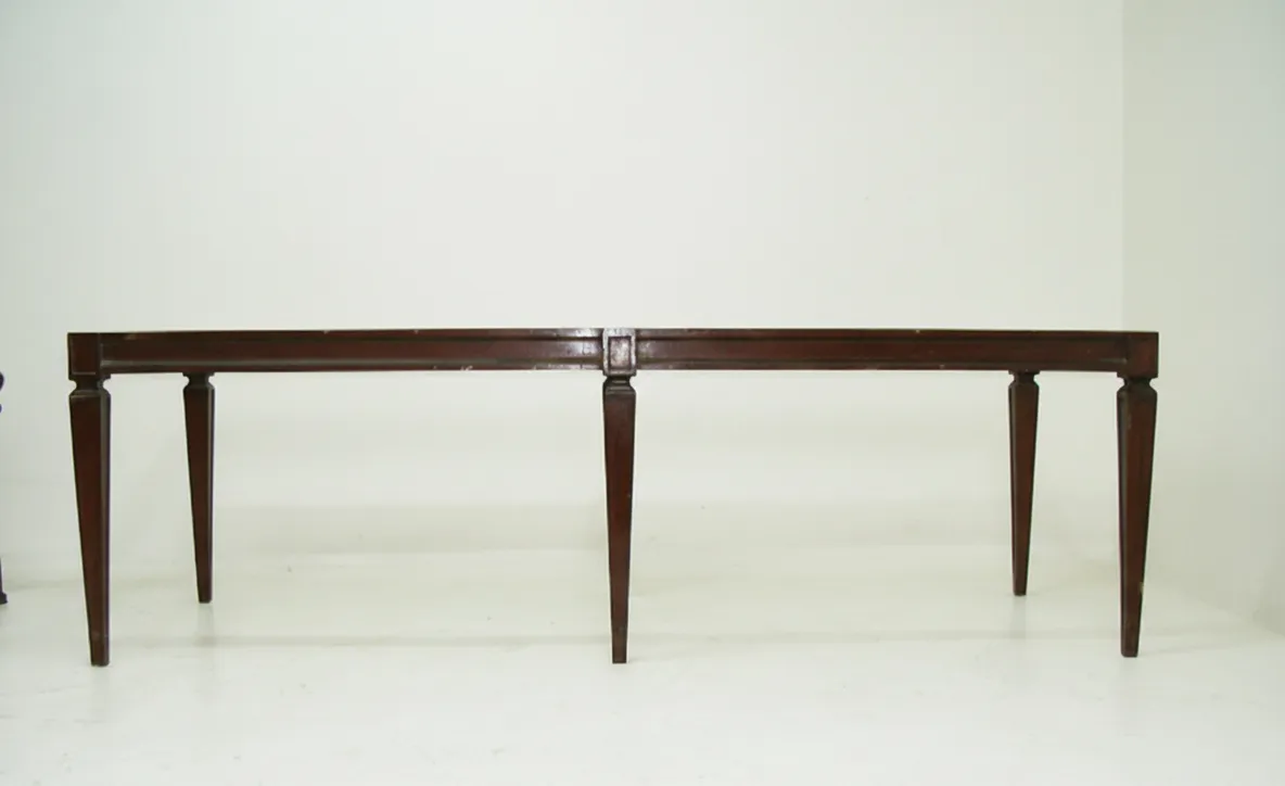 antiker hocker mit elegantem design vor weißem hintergrund