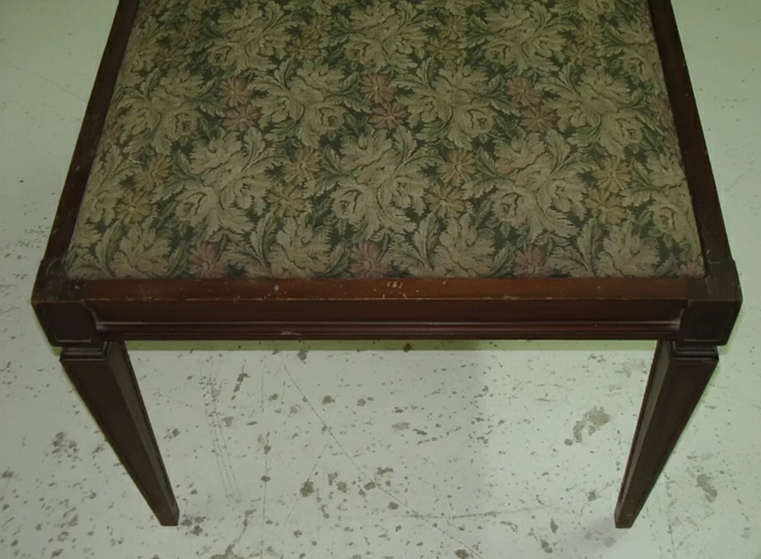 Tabouret ancien décoratif avec rembourrage floral sur le dessus