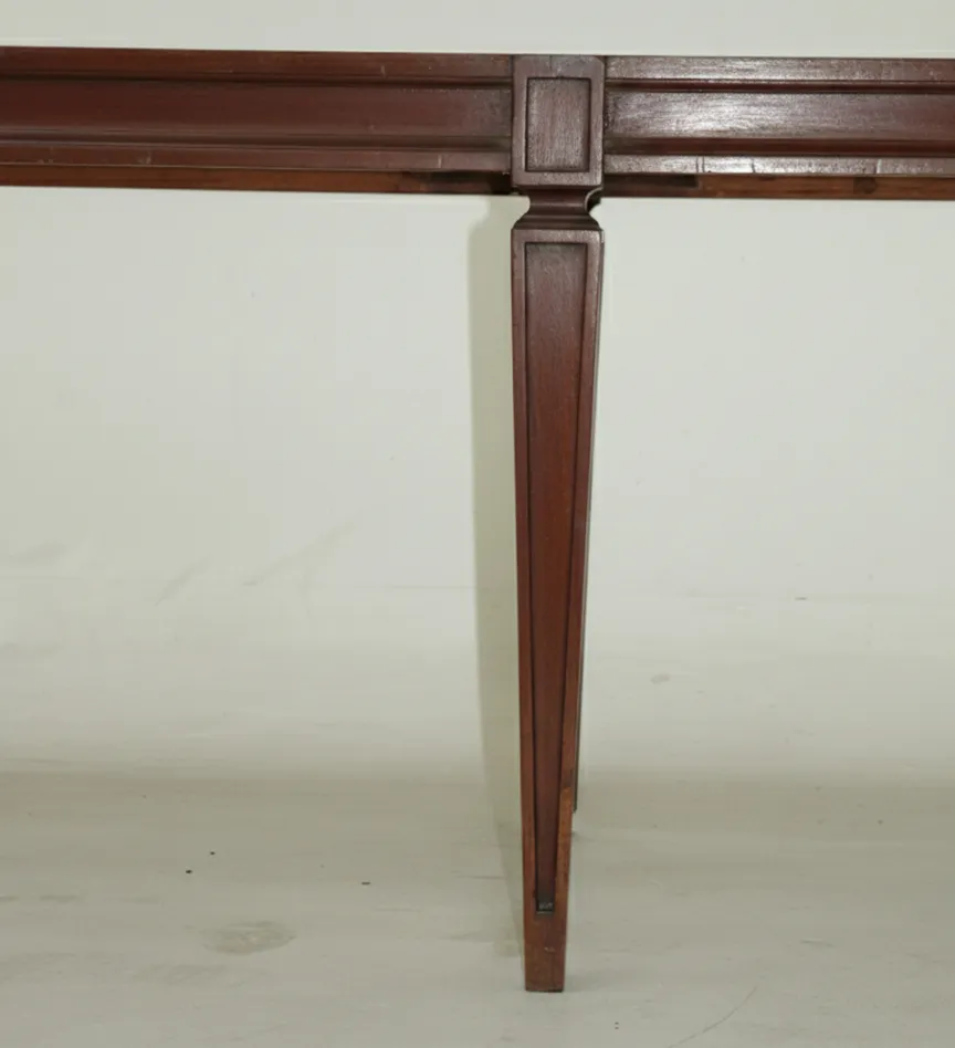 Ancienne tabouret avec pattes structurées sur fond neutre.