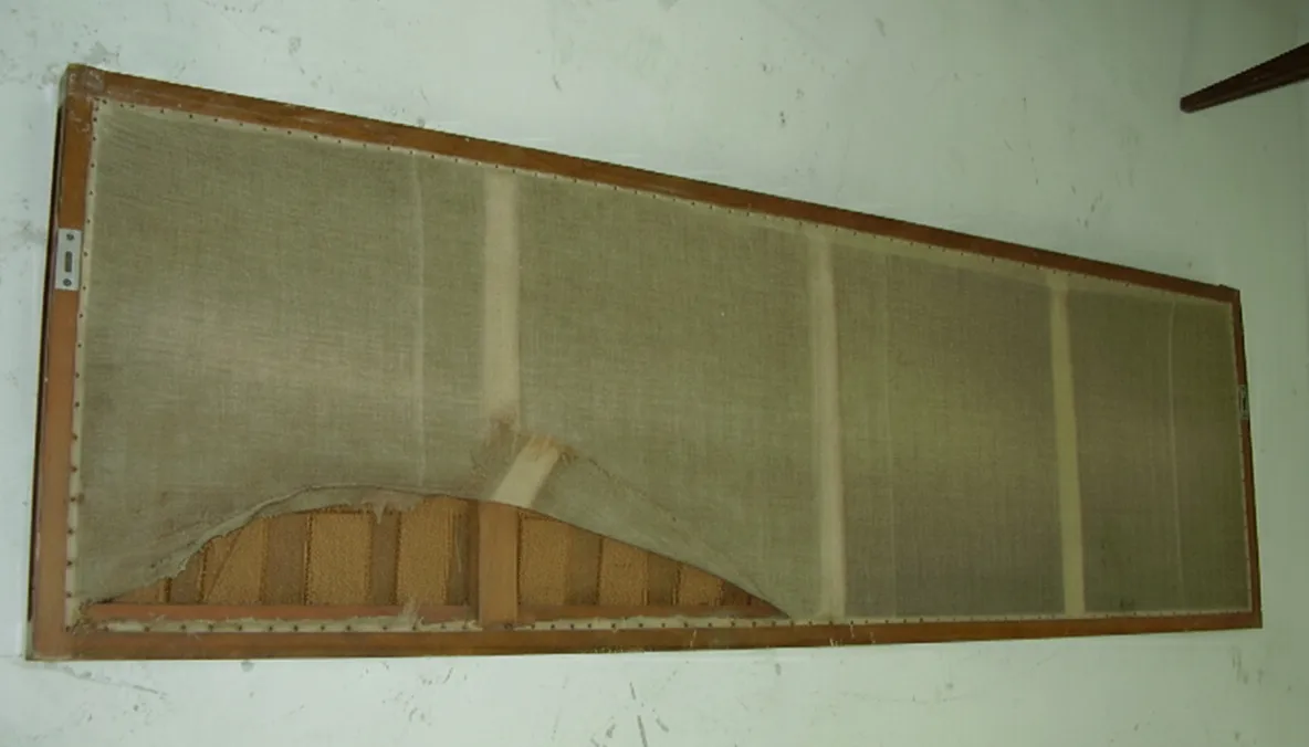 Ancien tabouret confortable avec structure endommagée dans un cadre vintage.